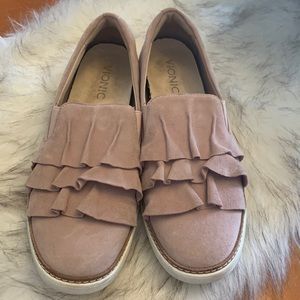 Vionic Mahalo sneaker (size 8.5, European 40)